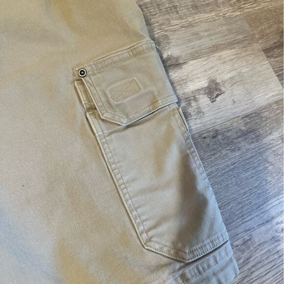 Duluth Trading Relaxed Fit Khaki Cargo Shorts – Size 44 - Picture 5 of 9